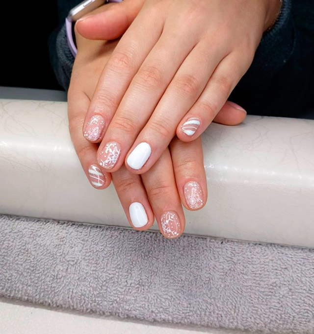 Белый маникюр со снежинками на коротких натуральных ногтях