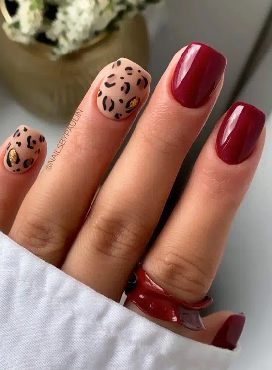 Бордовый маникюр с леопардовым принтом на квадратных ногтях