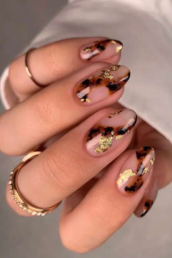 Черепаховый маникюр с золотой фольгой на овальных ногтях средней длины