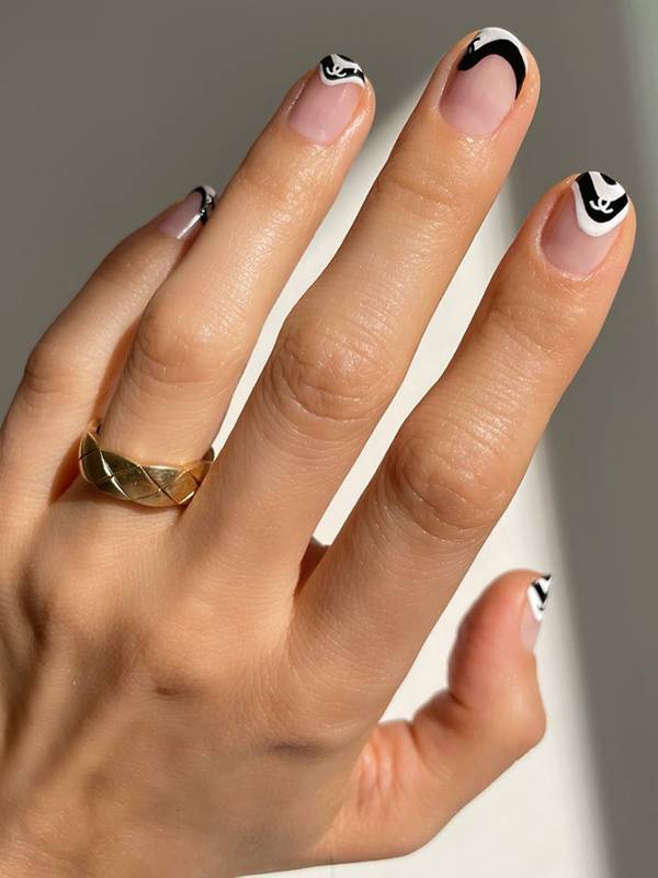 Черно-белый волнообразный френч на коротких натуральных ногтях