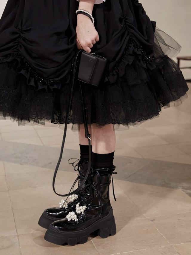 Черные ботильоны с толстой подошвой и на шнуровке от Simone Rocha