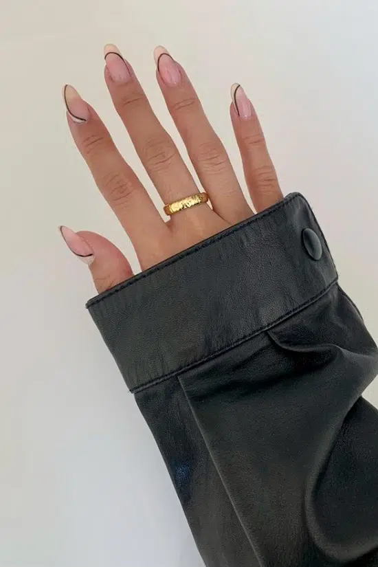 Черные минималистичные линии на натуральных овальных ногтях