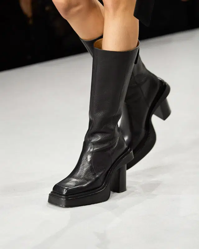 Черные сапоги с квадратным носом на невысоком каблуке от Ami Paris