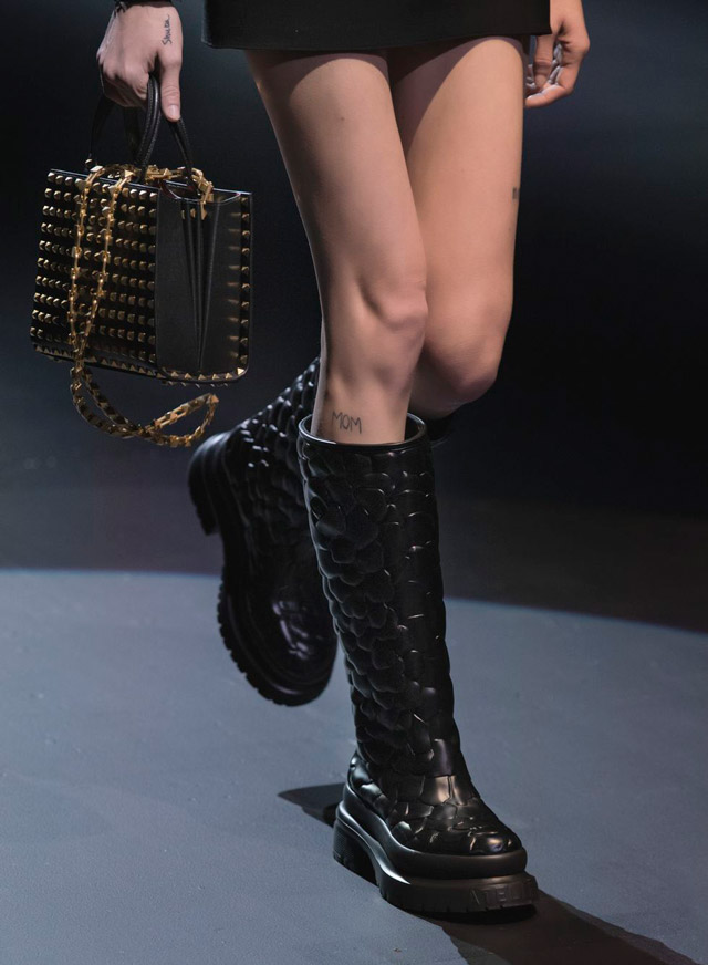 Черные сапоги с пузырчатой текстурой на толстой подошве от Valentino