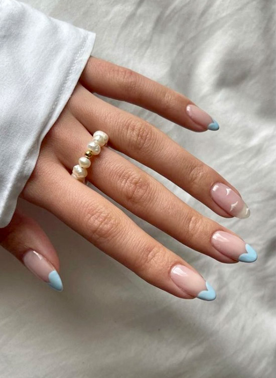 Голубой френч на овальных натуральных ногтях