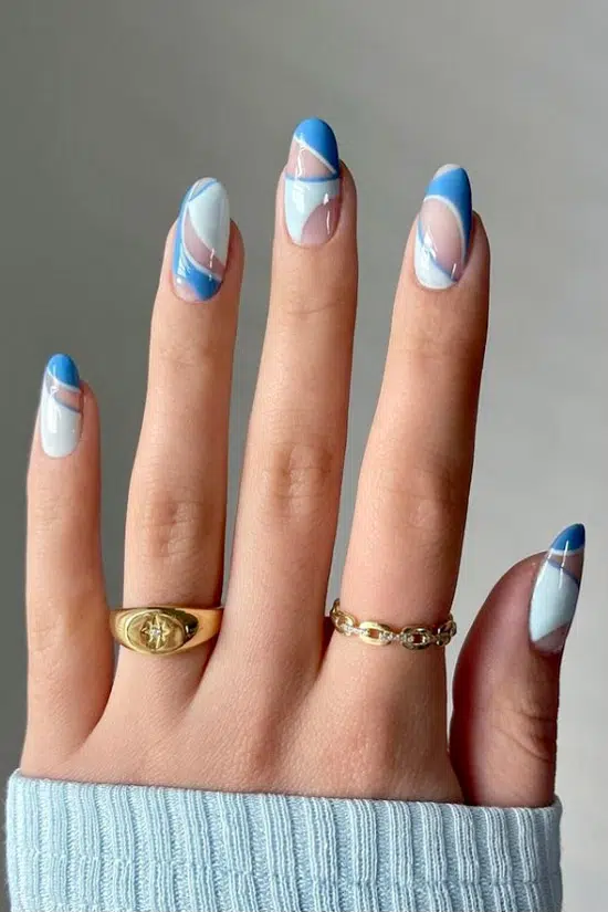 Голубой маникюр на овальных ухоженных ногтях