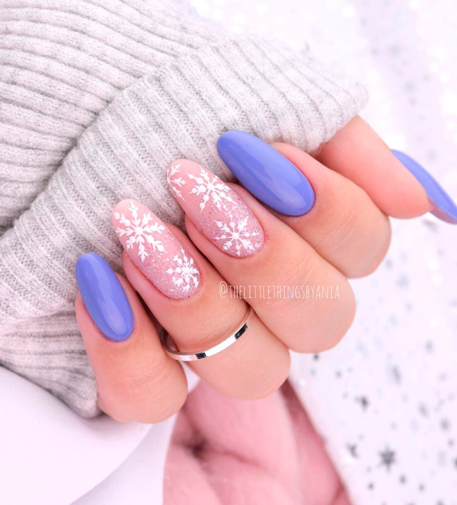 Голубой маникюр со снежинками и блестками на длинных овальных ногтях