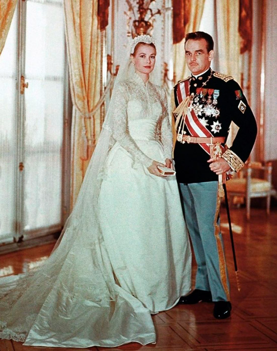 Грейс Келли в шикарном свадебном платье со шлейфом