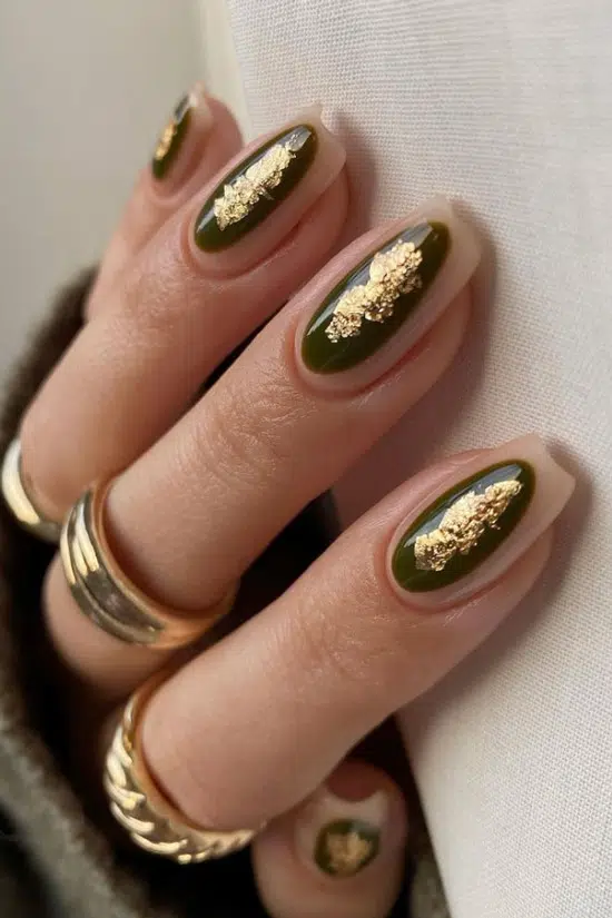 Интересный зеленый маникюр с золотом на ухоженных ногтях
