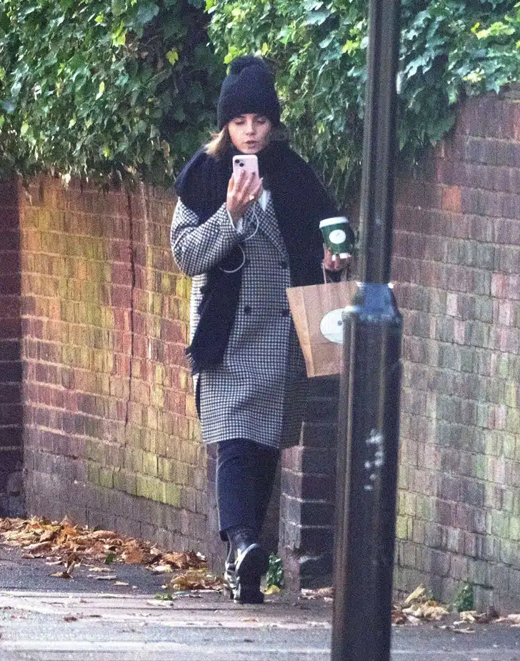 Эмма Уотсон в милой шапке, пальто и джинсах