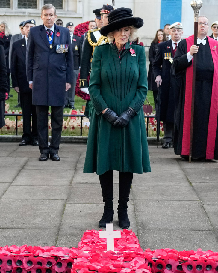 Английская герцогиня в элегантном пальто и шляпе