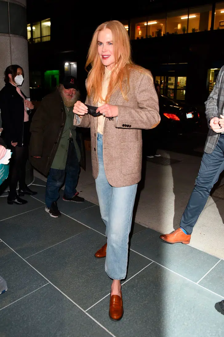 Николь Кидман в укороченных джинсах и пиджаке