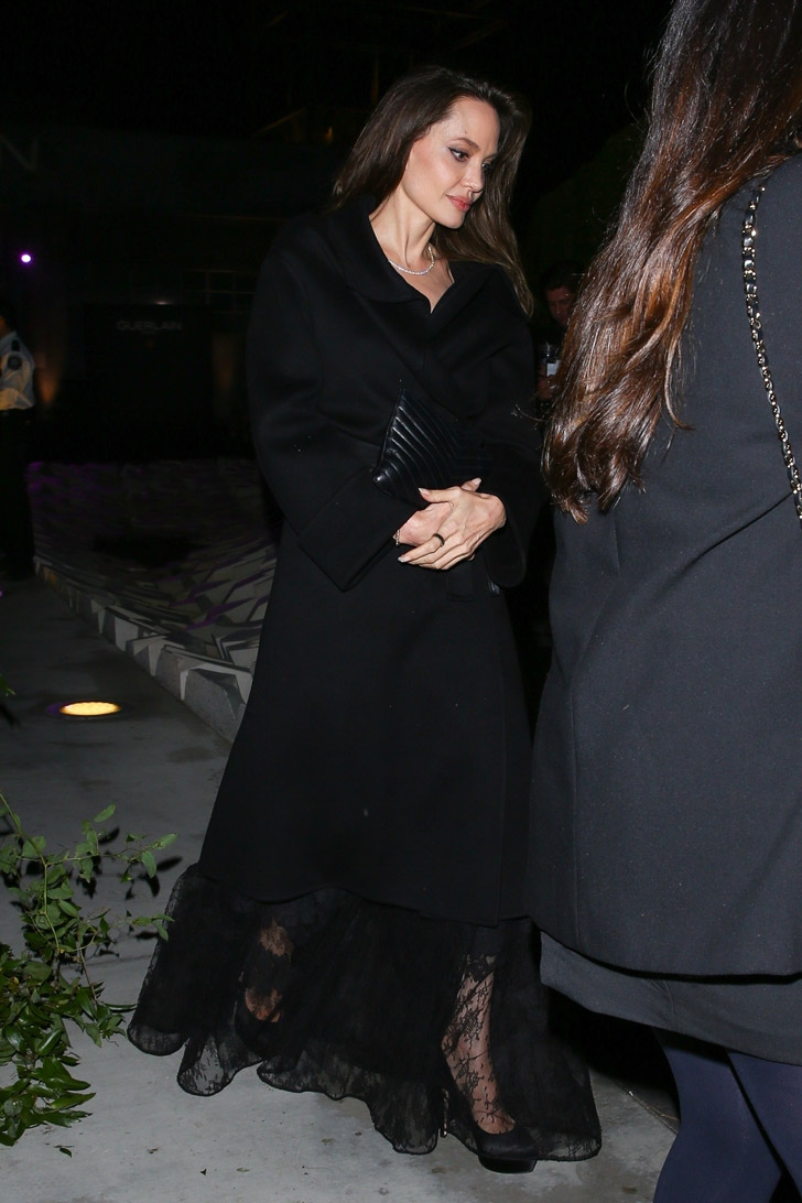 Анджелина Джоли в пальто и платье с ажурным низом