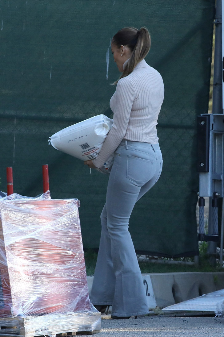 Дженнифер Лопес в джинсах клеш, водолазке и на каблуках носит мешки