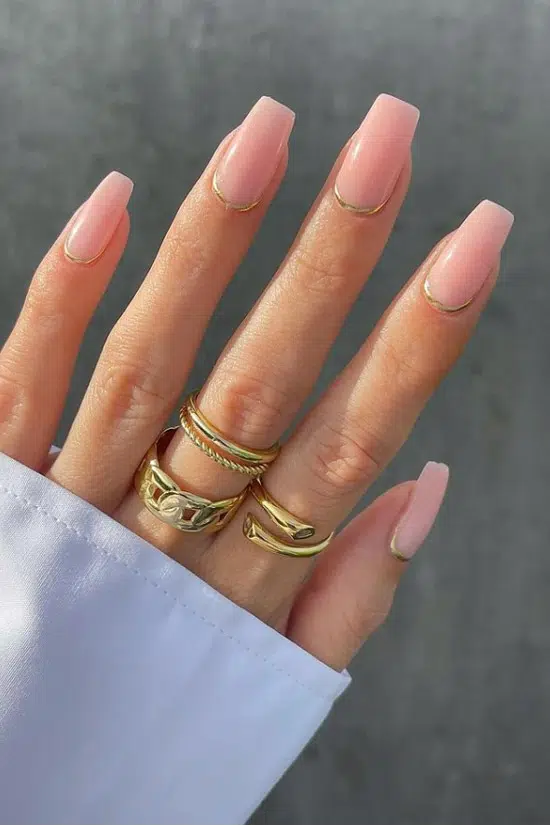Нежно розовый маникюр с золотом на длинных квадратных ногтях