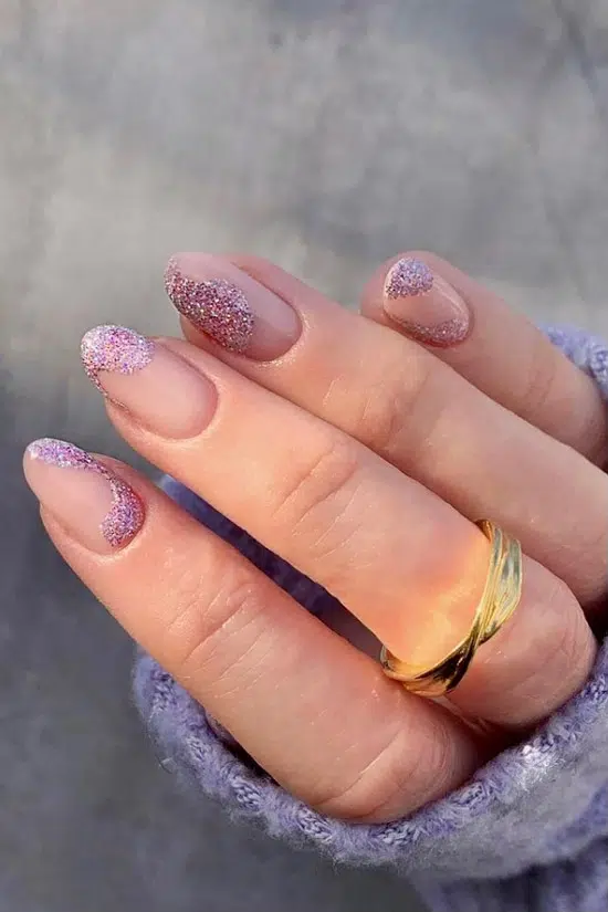 Нежный маникюр с фиолетовыми блестками на овальных ногтях