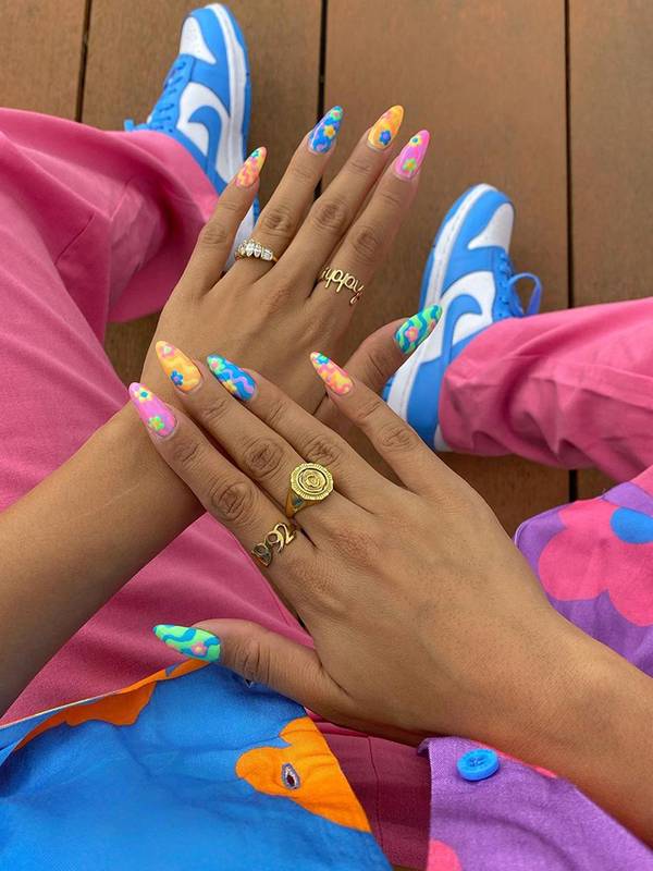 Разноцветный маникюр с принтом на длинных острых ногтях