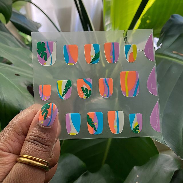 Разноцветный маникюр с тропическим принтом на коротких овальных ногтях