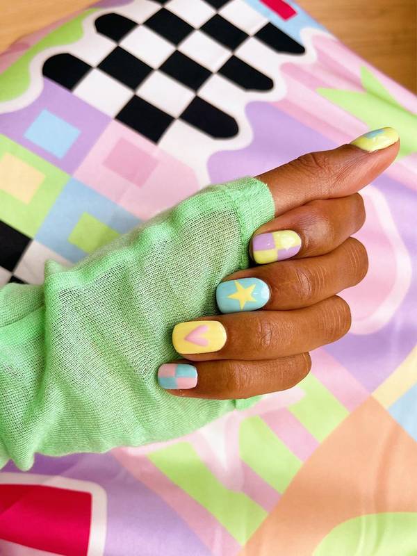Разноцветный пастельный маникюр с принтом на квадратных натуральных ногтях