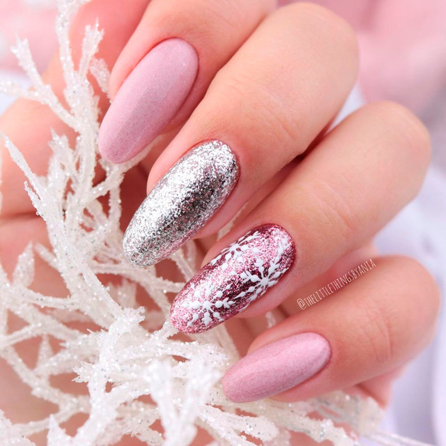 Розовый маникюр с блестками и снежинками на длинных ногтях
