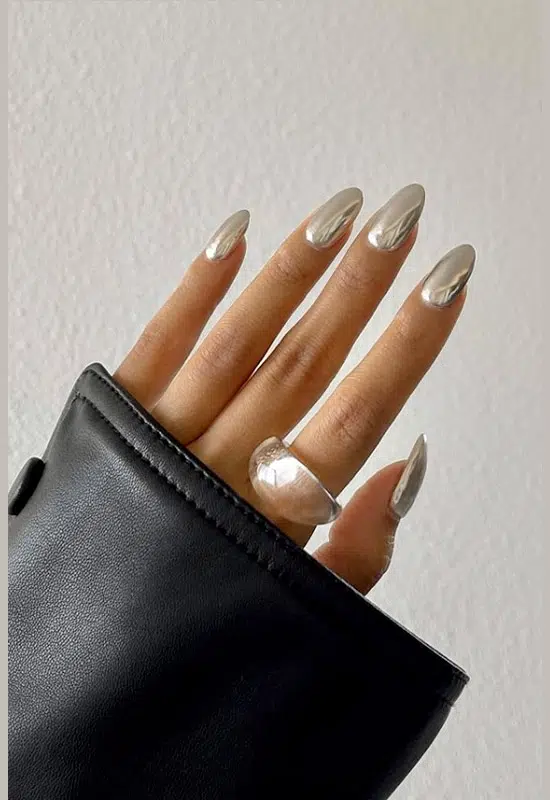 Серебряный хромированный маникюр на овальных ногтях средней длины