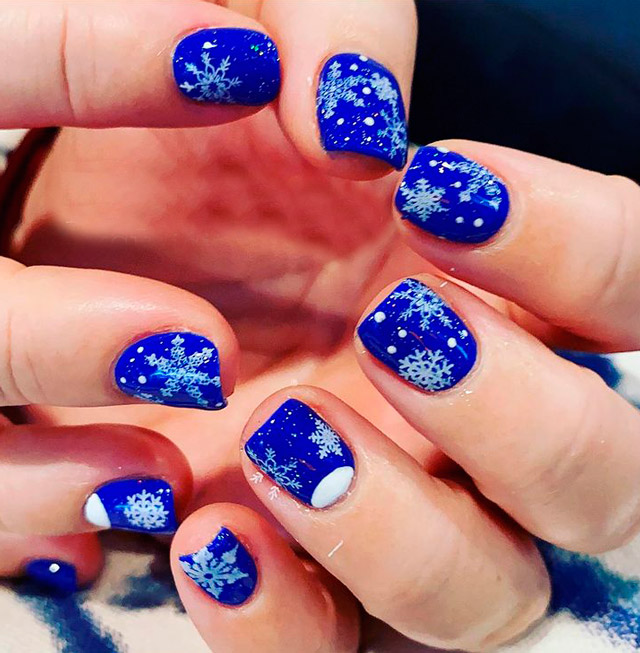 Синий маникюр с белыми снежинками на коротких квадратных ногтях