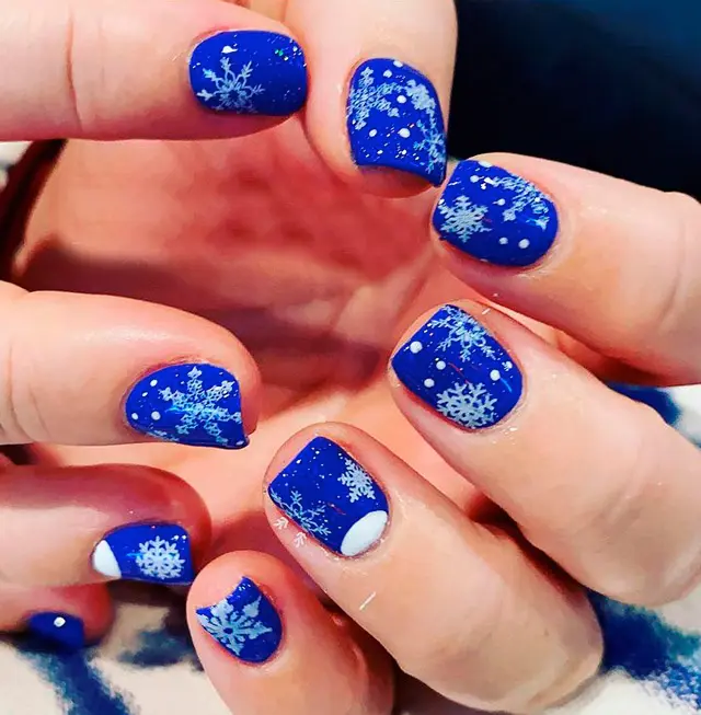 Синий маникюр с белыми снежинками на коротких квадратных ногтях