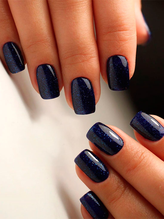 Синий праздничный маникюр с блестками на квадратных ногтях