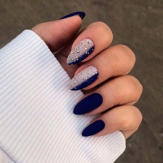 Темно синий матовый маникюр с блестками на миндальных ногтях