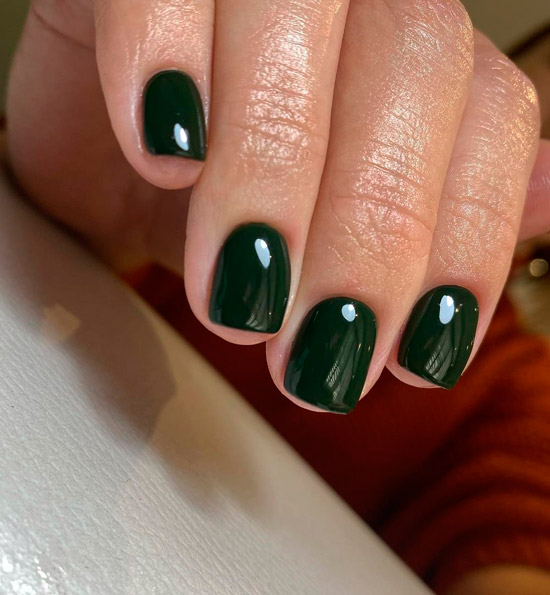 Темно зеленый маникюр на коротких натуральных ногтях