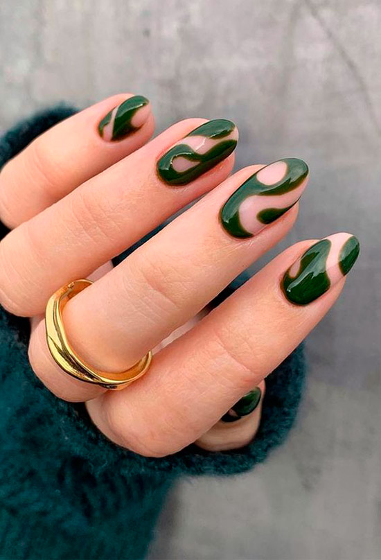 Темно зеленый маникюр с узорами на ухоженных ногтях