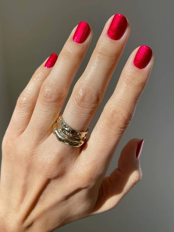 Яркий розовый маникюр на коротких натуральных ногтях