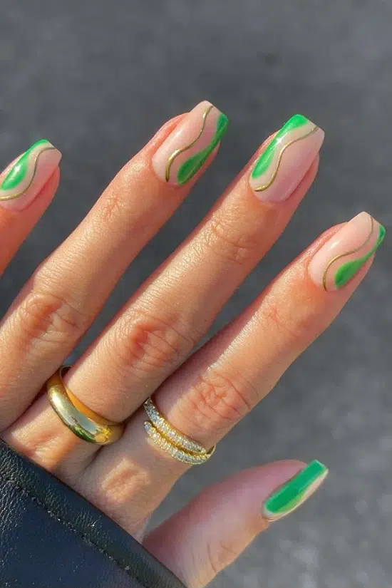 Ярко зеленый маникюр с золотыми завитками на квадратных ногтях