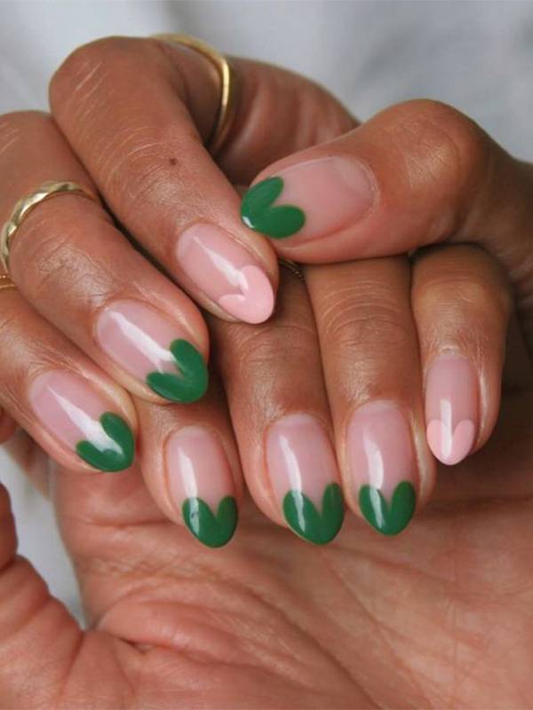 Зеленый френч на овальных натуральных ногтях