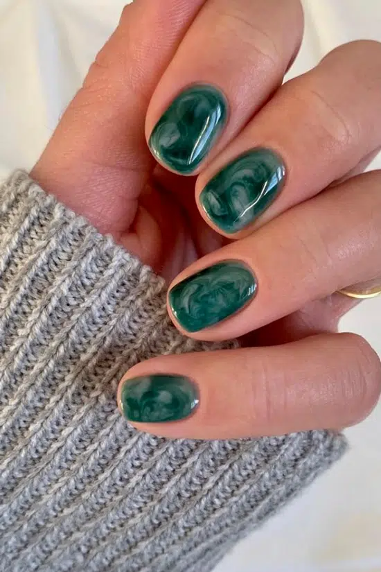 Зеленый мраморный маникюр на коротких натуральных ногтях