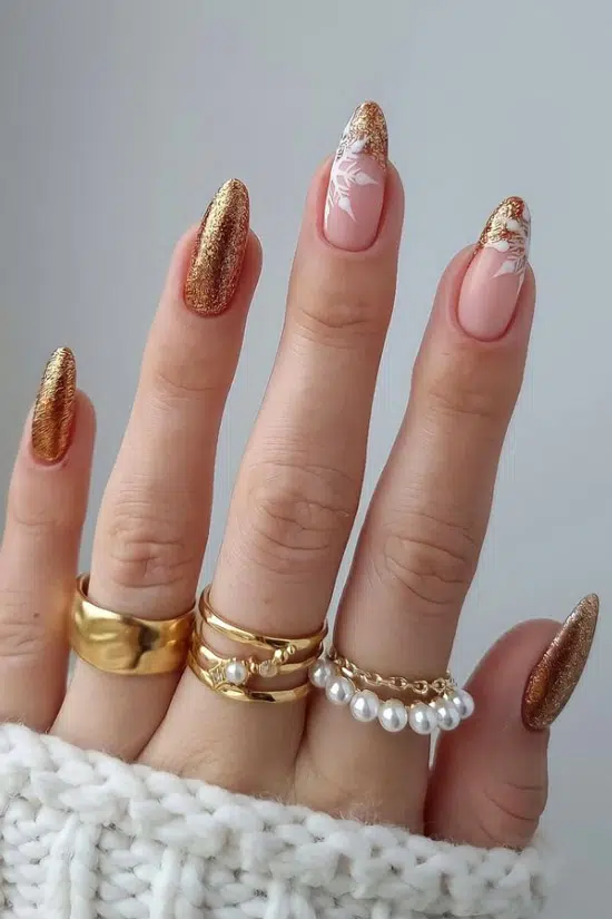 Зимний золотой маникюр со снежинками на длинных миндальных ногтях