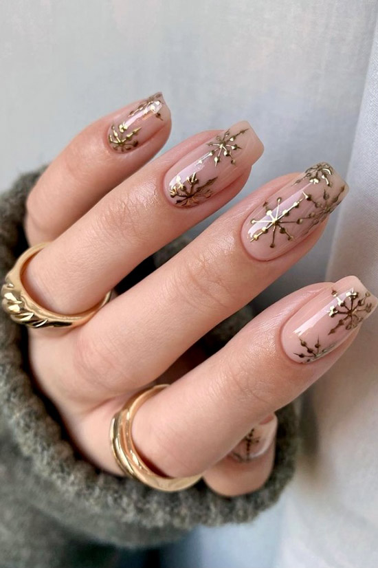 Золотой маникюр со снежинками на квадратных ногтях
