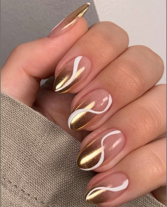 Золотой омбре и белые линии на овальных ногтях