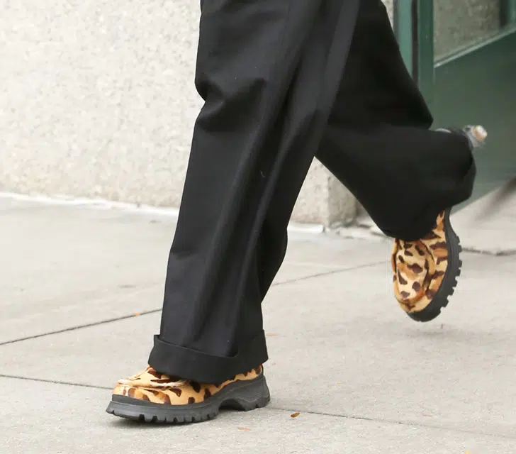 Белла Хадид в анималистичных ботинках и черных брюках