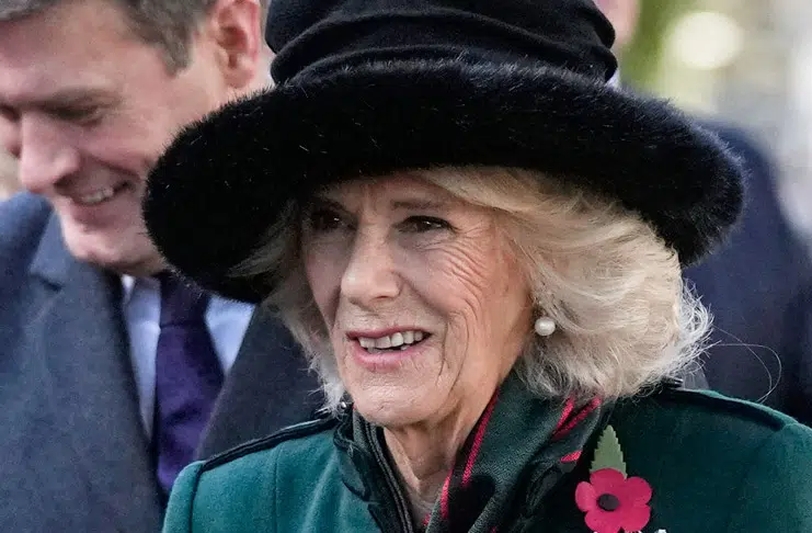 Английская герцогиня Камилла в изумрудном пальто, немного потертых сапогах и шляпе