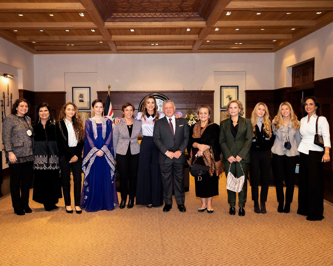 Королева Иордании лиловой блузке, брюках и лодочках