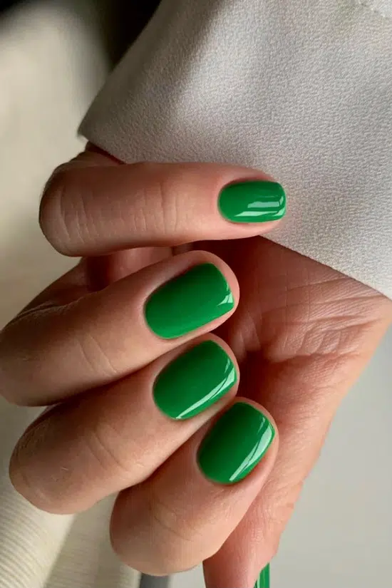 Красивый зеленый маникюр на коротких натуральных ногтях