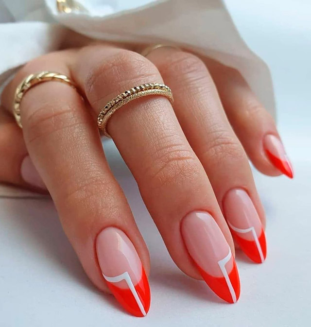 Красный френч с белым геометрическим принтом на овальных ногтях