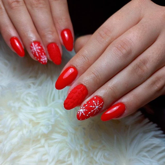 красный маникюр с белыми снежинками на овальных ногтях средней длины