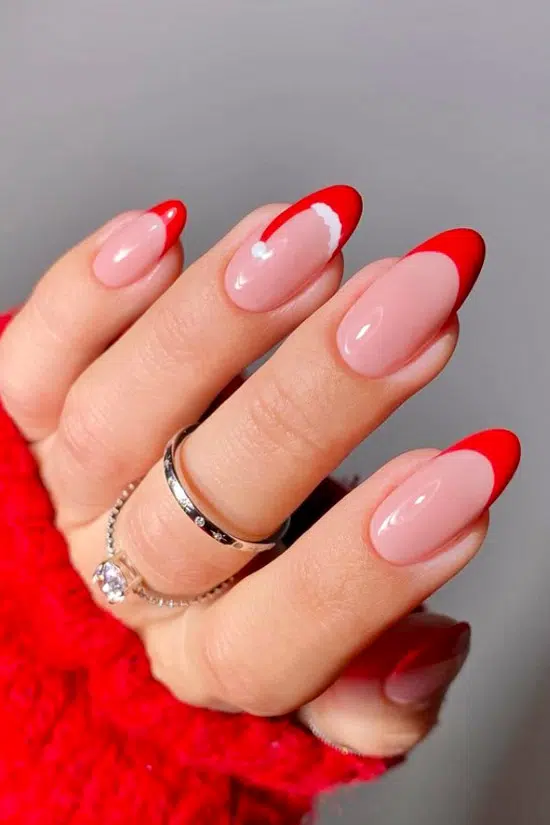 Красный новогодний френч на овальных ногтях