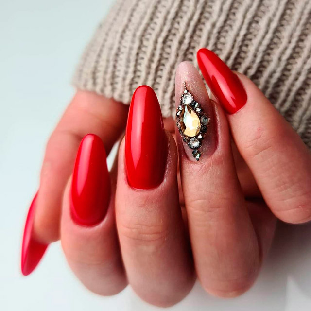 Красный ретро маникюр с украшением на длинных овальных ногтях