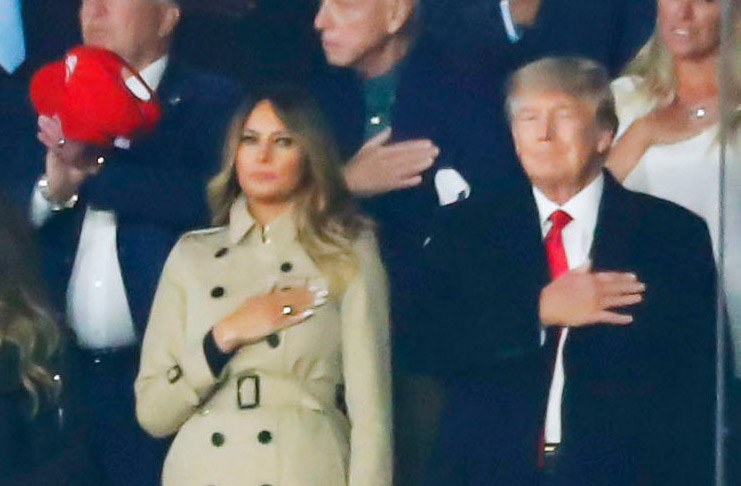 Мелания Трамп в классическом тренче и безупречной прической была замечена на стадионе