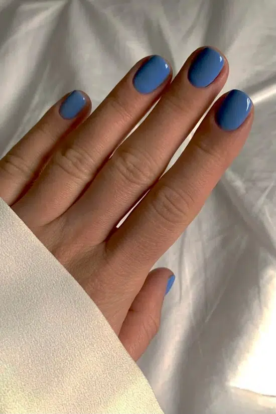 Нежно голубой маникюр на коротких натуральных ногтях