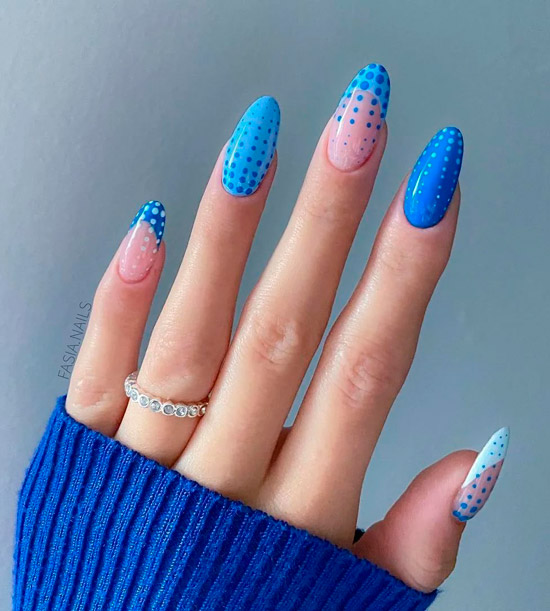 Интересный голубой маникюр с точками на длинных миндальных ногтях