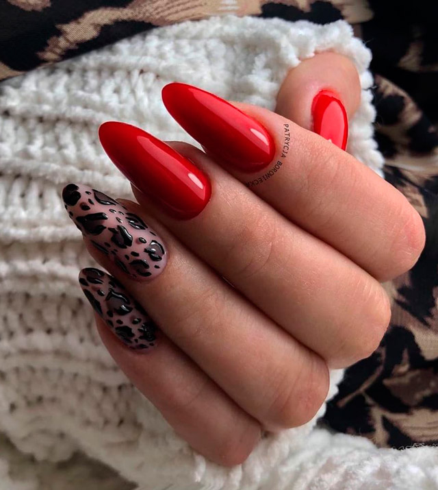 Роскошный красный маникюр с леопардовым принтом на длинных ногтях